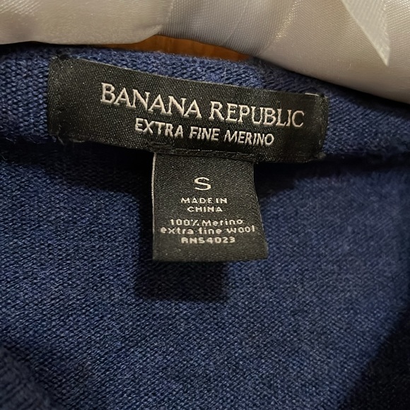 Banana Republic Extra Fine Merino navy blue mens v neck sweater - Picture 3 of 6